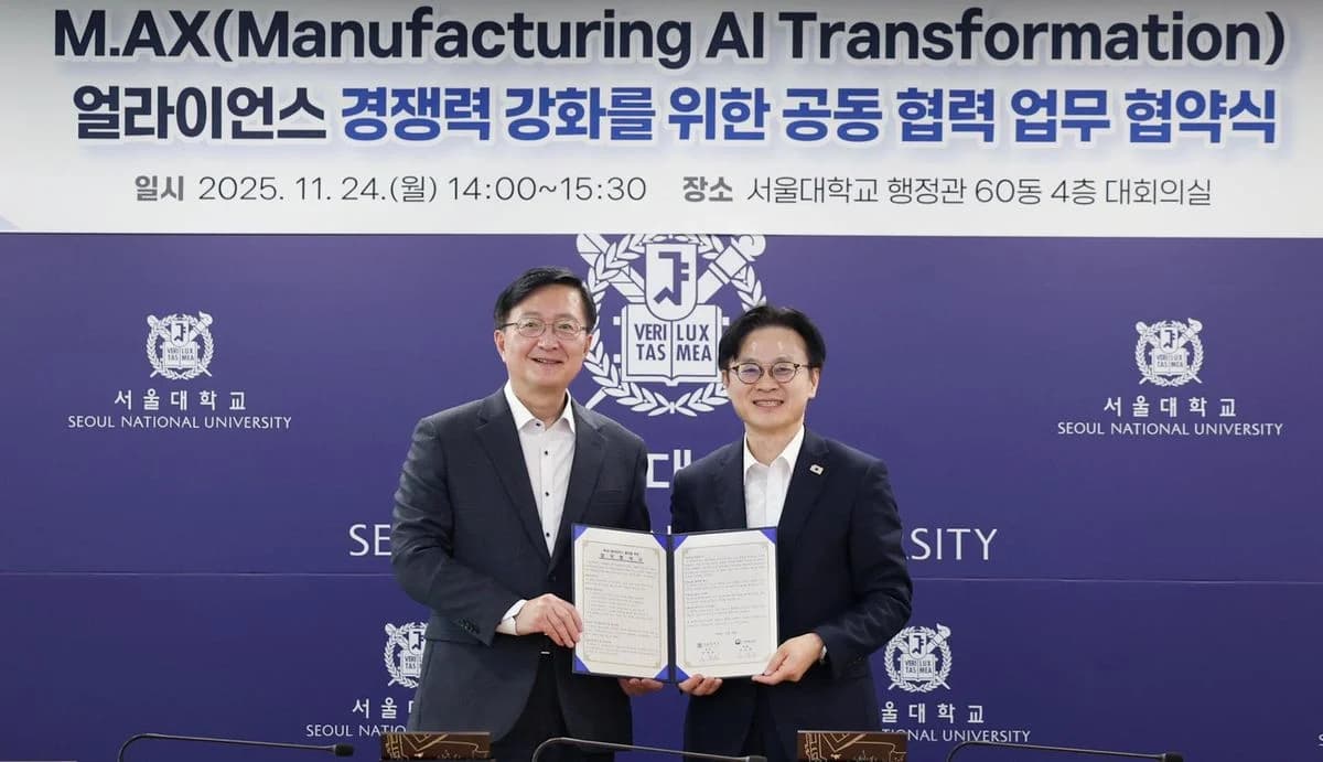 Seoul National University President Ryu Hong-lim and Minister of Trade, Industry and Energy Kim Jung-kwan standing side-by-side in business suits, posing for a photo after signing the M.AX Alliance memorandum of understanding.