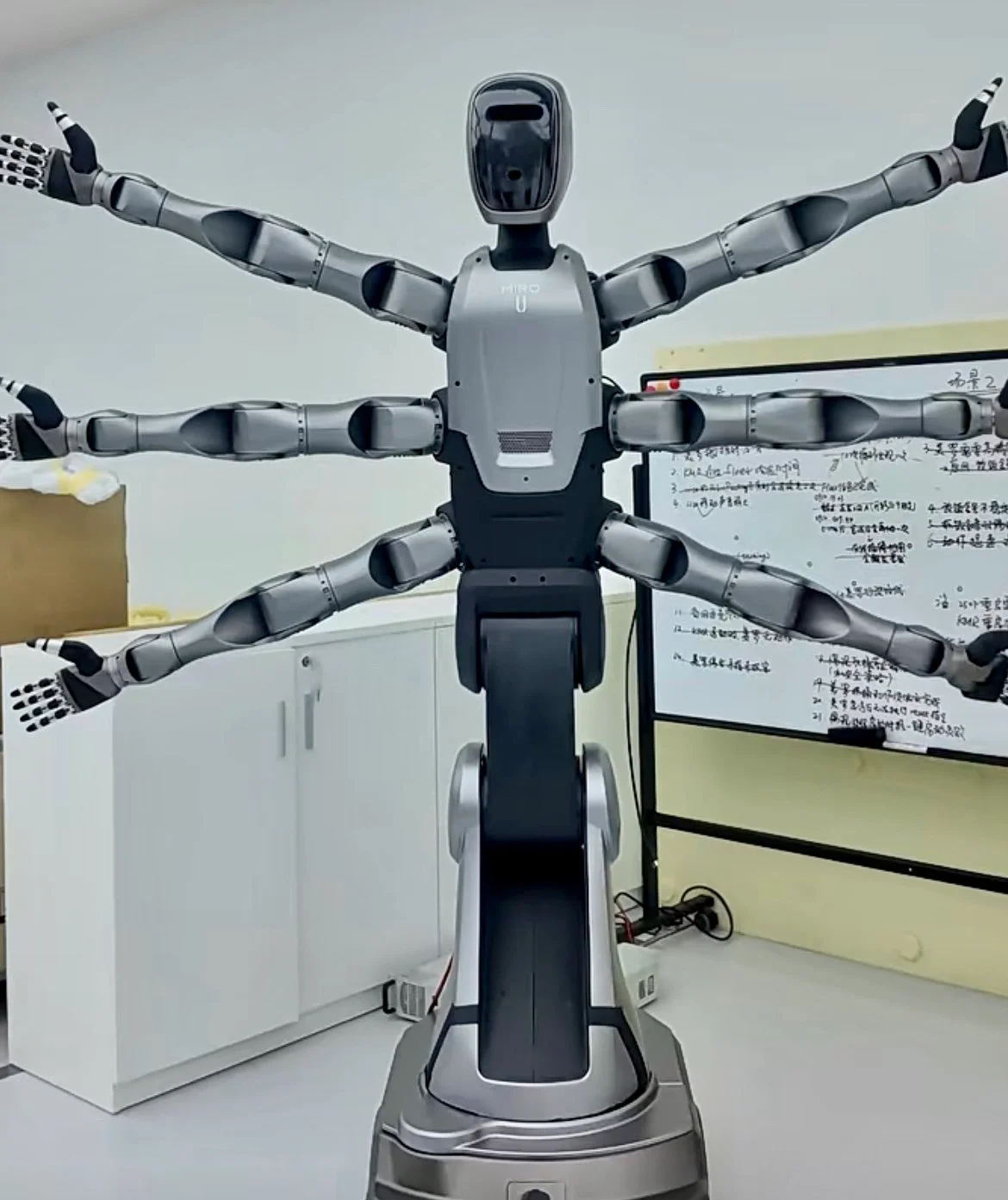 Midea’s ‘Super Humanoid’ MIRO U Has Six Arms and Wheels, Challenges 1:1 Human Mimicry