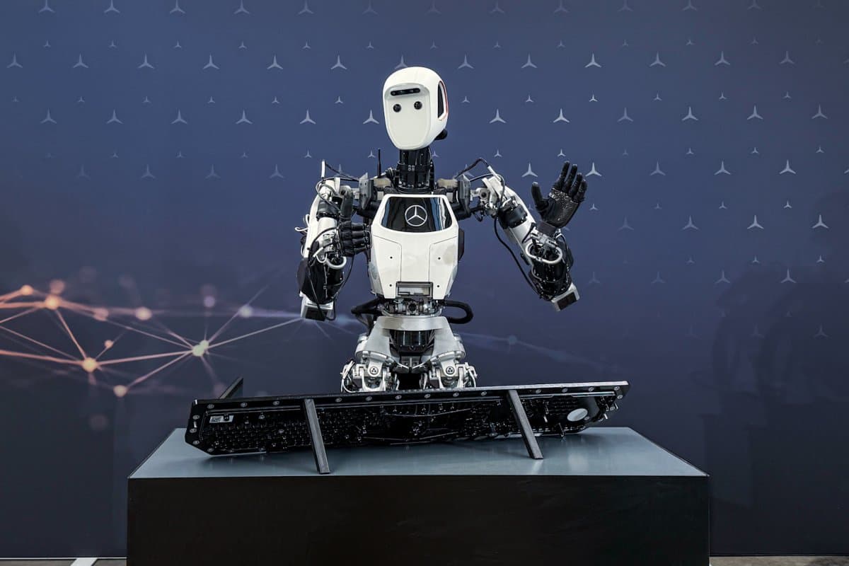 Mercedes-Benz Integrates Humanoid Robots From Apptronik into Berlin Production Facility