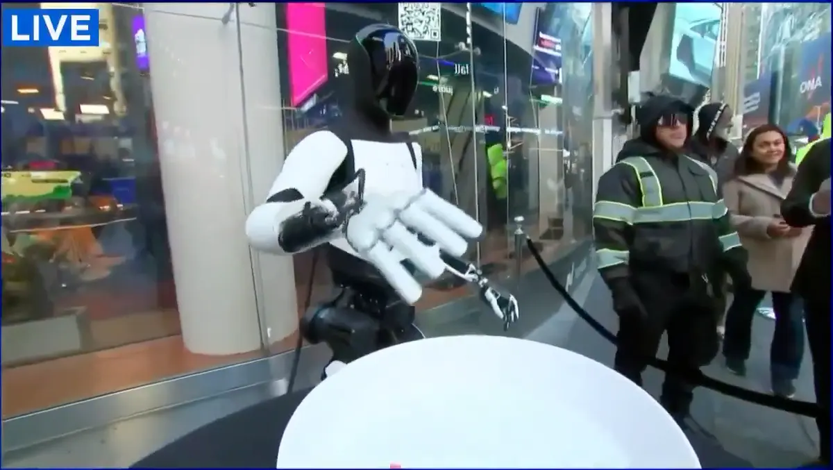 Tesla Optimus hands out candy in NYC