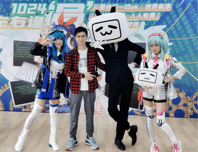 Peng Zhihui together with friends