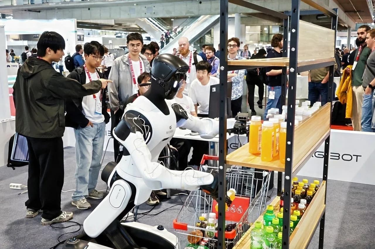 An AGIBOT G2 humanoid robot interacts with a shopping cart in front of a stocked supermarket shelf while a crowd of attendees and judges watch closely.
